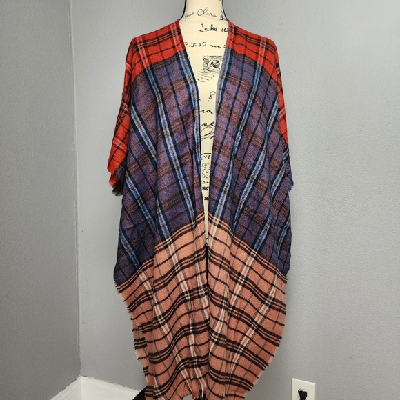 Do everything in love cape/poncho - Picture 3 of 10